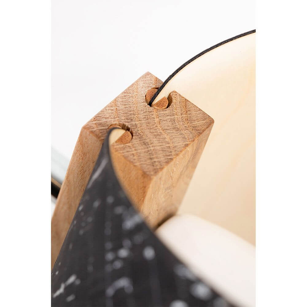 Detailaufnahme der Holz Stehleuchte mit Schirm geschwungen 167cm, Holzverbindung und einzigartigem Design.