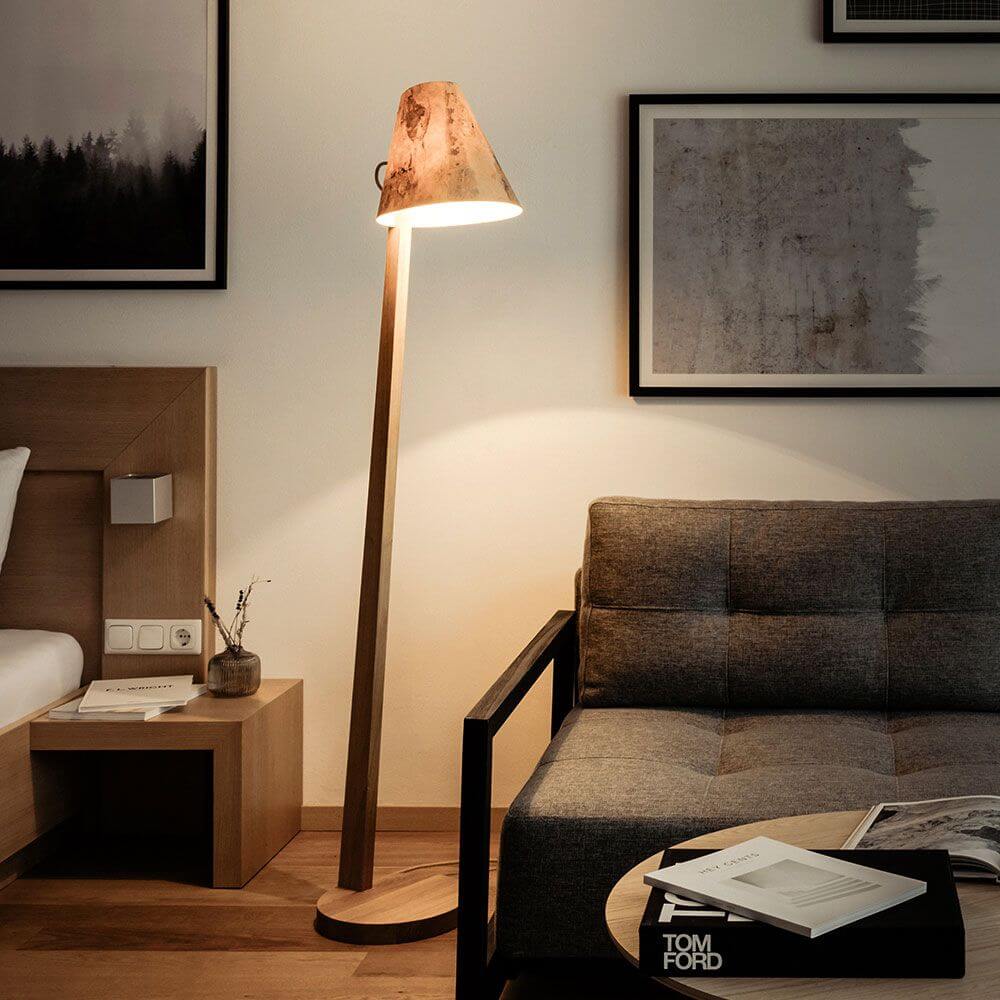 Holz Stehleuchte mit Schirm geschwungen 167cm in modernem Wohnzimmer mit Sofa.