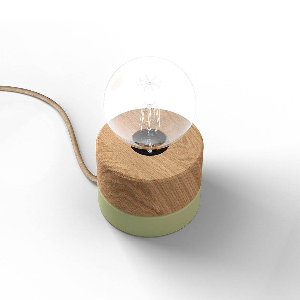 Holz Tischlampe Ø 11cm in 3 Holzarten mit minimalistischem Design und pastellgrünem Sockel.