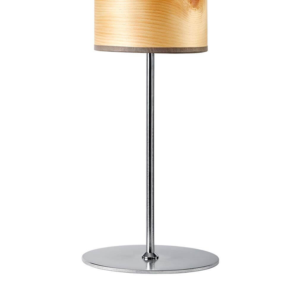 Holz-Tischlampe Arboreus 50cm Zirbe mit zylindrischem Schirm und schwarzem Fuß aus Edelstahl.