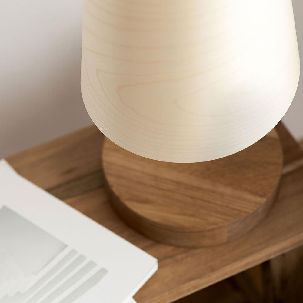 Holz Tischlampe mit Schirm Zylindrisch auf einem natürlichen Holzregal.