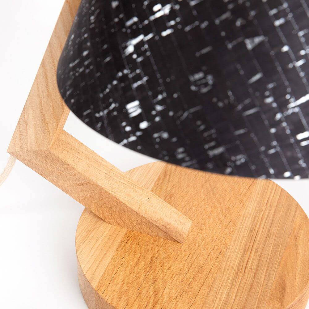 Holz Tischlampe mit Schirm Zylindrisch aus natürlichen Materialien, kombiniert Holzfuß und schwarz bedruckten Lampenschirm.