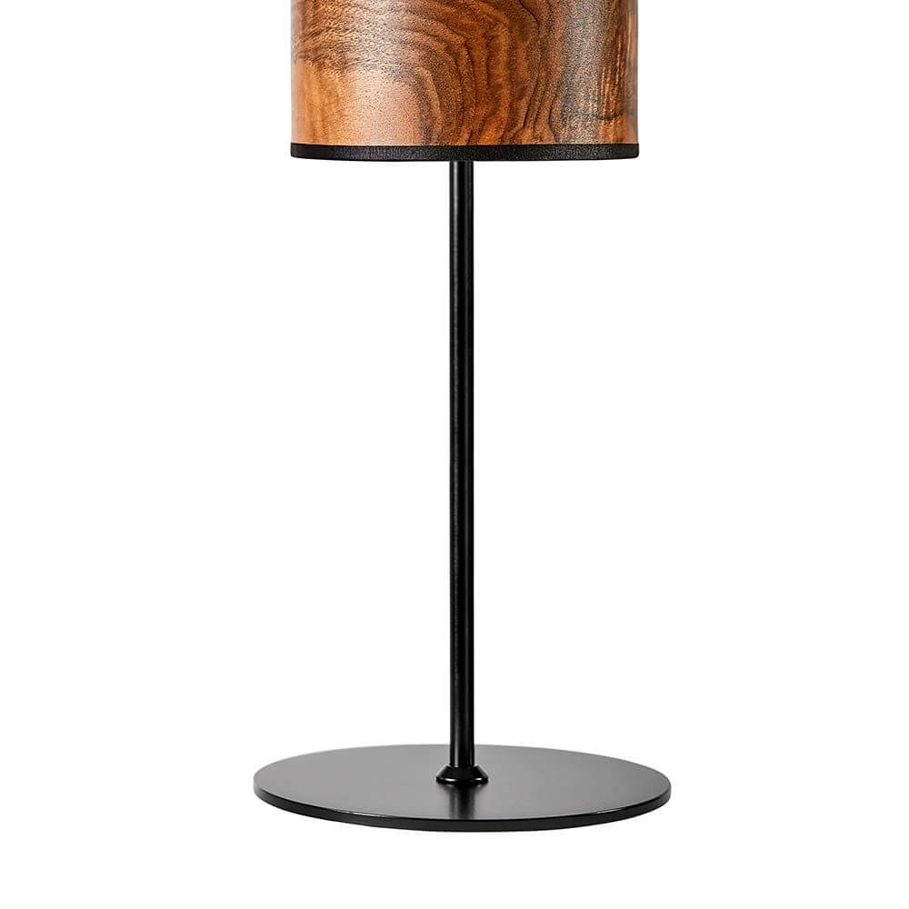 Holz-Tischleuchte Arboreus 50cm Nussbaum Maser mit zylindrischem Schirm und schwarzem Fuß.