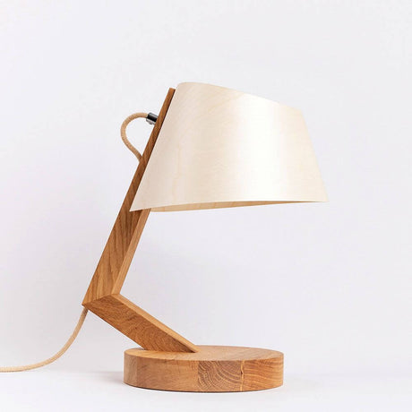 Holz Tischleuchte mit Schirm geschwungen aus natürlichen Materialien in modernem Design.
