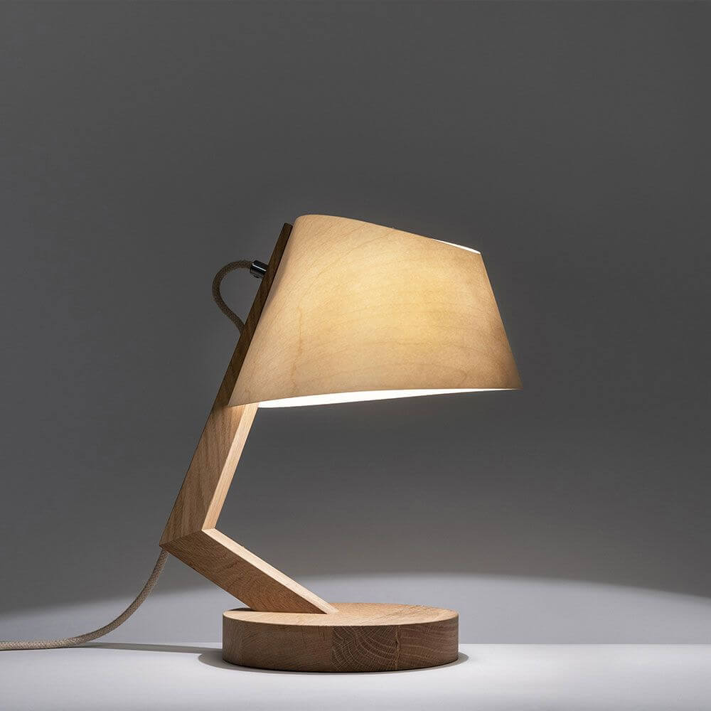 Holz Tischleuchte mit Schirm geschwungen in modernem Design, natürliche Materialien, warmes Licht.