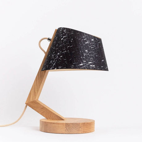 Holz Tischleuchte mit Schirm geschwungen in modernem Design aus natürlichem Holz.