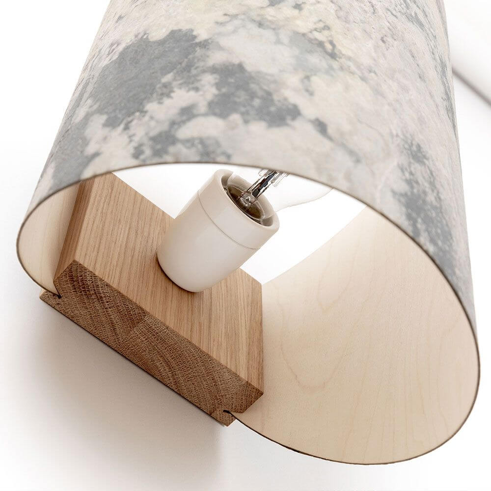 Holz Wandlampe mit Schirm geschwungen - Designlinie 1411 mit natürlichem Material und einzigartigem Lampenschirm.