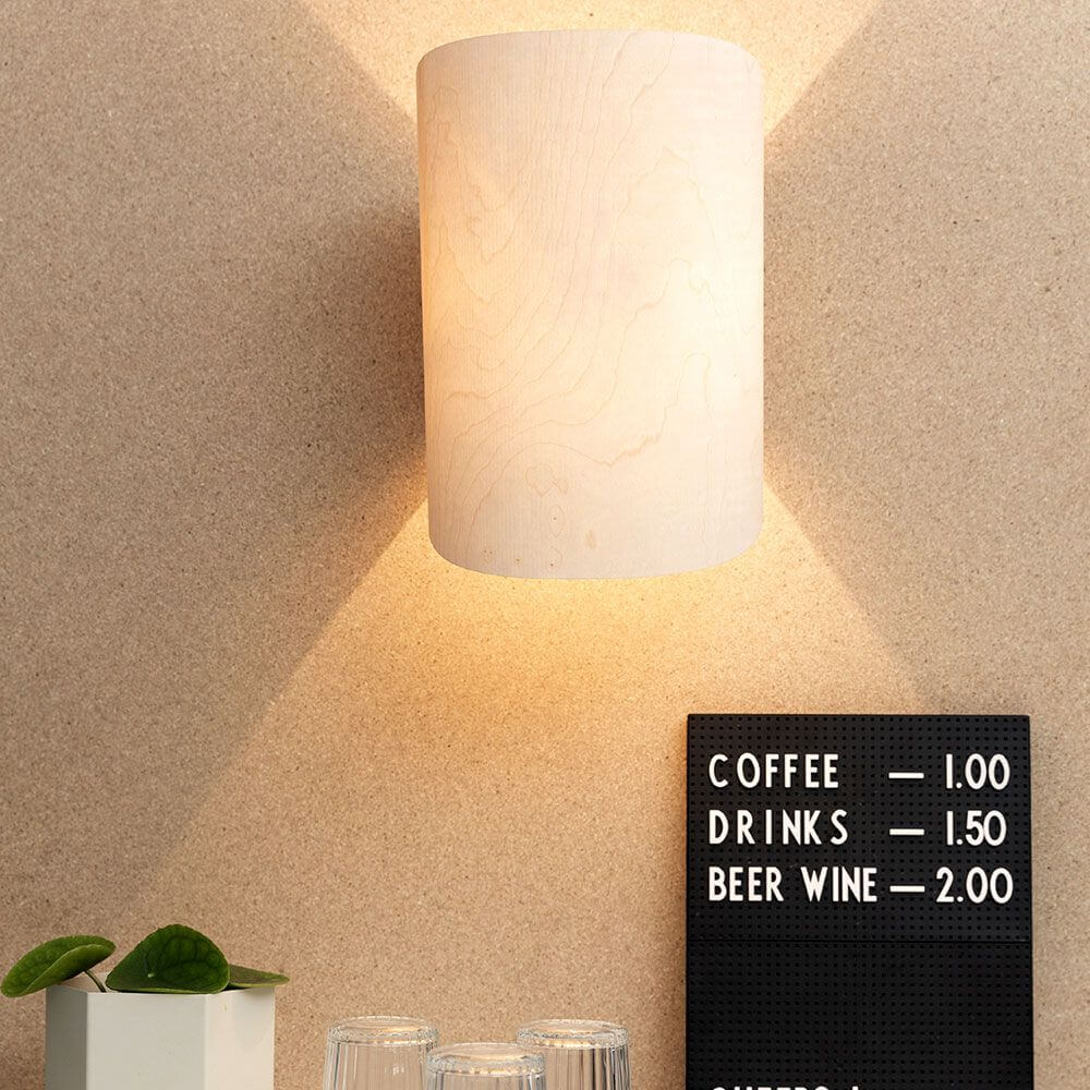 Holz Wandlampe mit Schirm geschwungen an der Wand, strahlt warmes Licht aus.