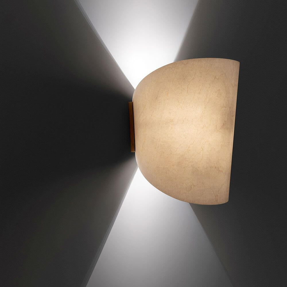 Holz Wandlampe mit Schirm geschwungen, moderne Wandleuchte aus natürlichen Materialien, sanfte Beleuchtung.