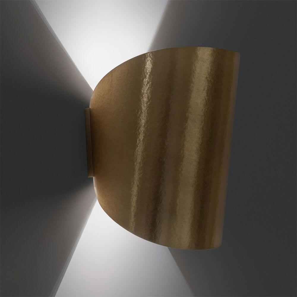 Holz Wandlampe mit Schirm geschwungen, elegante Wandleuchte aus goldenem Material, individuelles Design.