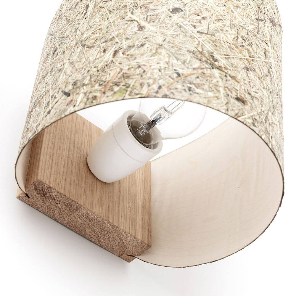 Holz Wandleuchte mit Schirm Zylindrisch aus Heu und natürlichem Holz.