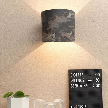 Holz Wandleuchte mit Schirm Zylindrisch in schwarzem Kork, stilvoll an einer Wand montiert.