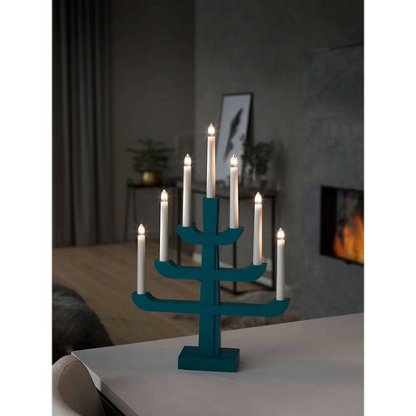 Holzleuchter blau/grau lackiert 7 klare Birnen auf einem Tisch in einem stilvollen Wohnambiente.