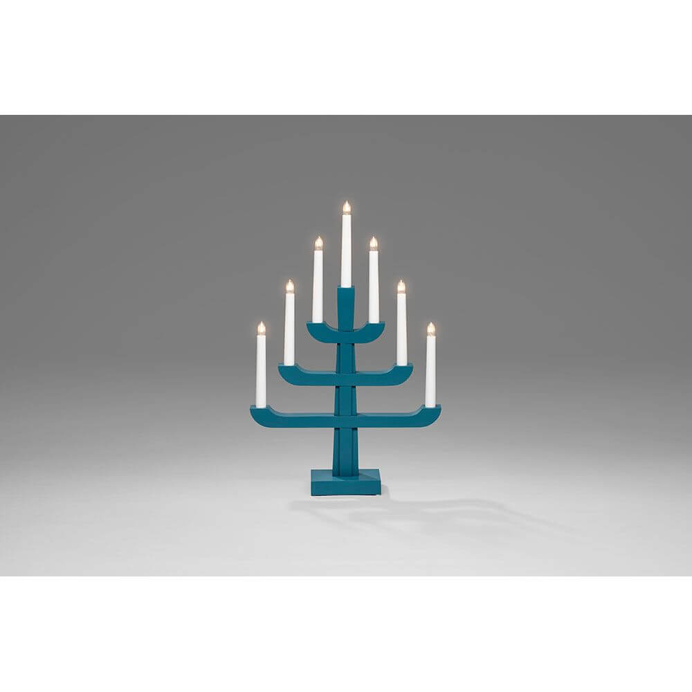 Holzleuchter blau/grau lackiert 7 klare Birnen mit elektrischen Kerzen im minimalistischen Design.