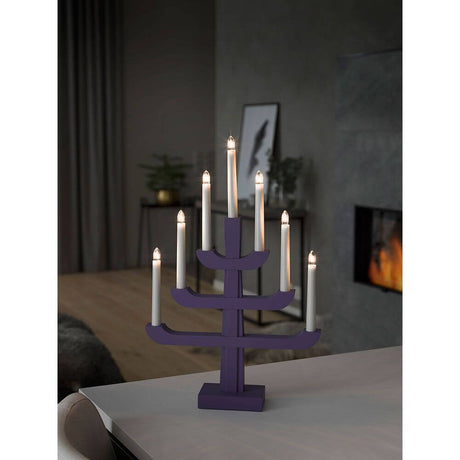 Holzleuchter blau/purpurfarben lackiert 7 klare Birnen im Wohnzimmer mit Kamin.