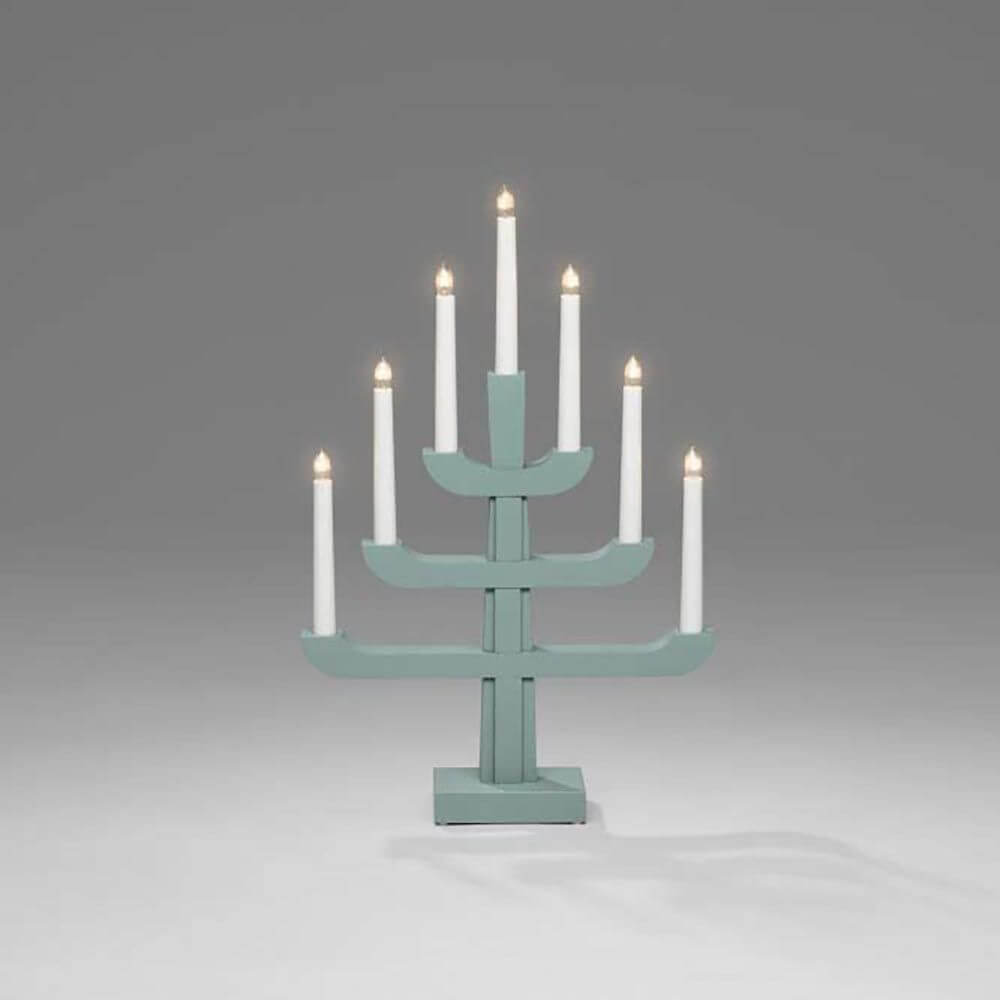 Holzleuchter grün grau lackiert 7 klare Birnen auf grauem Hintergrund, elegante Weihnachtsdekoration.
