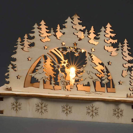 Holzsilhouette mit Weihchtsbaum und Weihchtsmann batteriebetrieben aus Holz, festliche Holzdekoration mit Lichtern.