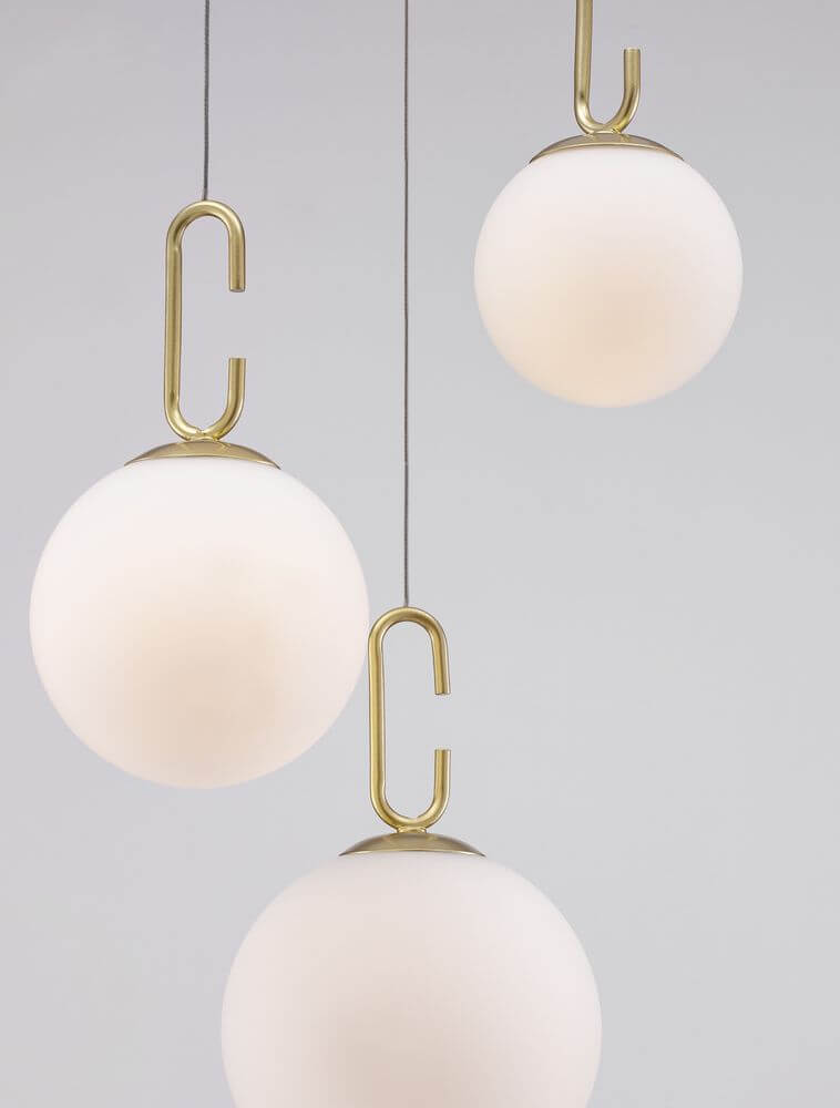 Hook LED Pendelleuchte 3-flammig Ø 39cm 3000K Gold-Gebürstet, Weiß - moderne Leuchte mit kugelförmigen Glaskörpern.