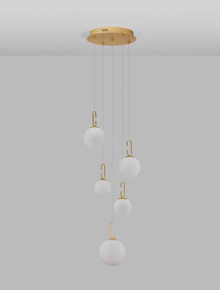 Hook LED Pendelleuchte 5-flammig Ø 42cm 3000K Gold-Gebürstet, Weiß im modernen Design mit weißen Kugeln.