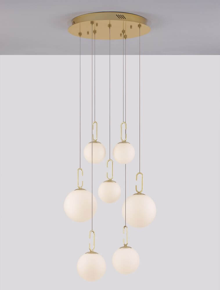 Hook LED Pendelleuchte 7-flammig Ø 56,6cm 3000K Gold-Gebürstet, Weiß mit sechs Ball-Lichtern.