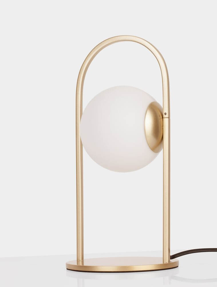Hook LED Tischleuchte 3000K Gold-Gebürstet, Weiß auf einem Tisch, modernes Design.