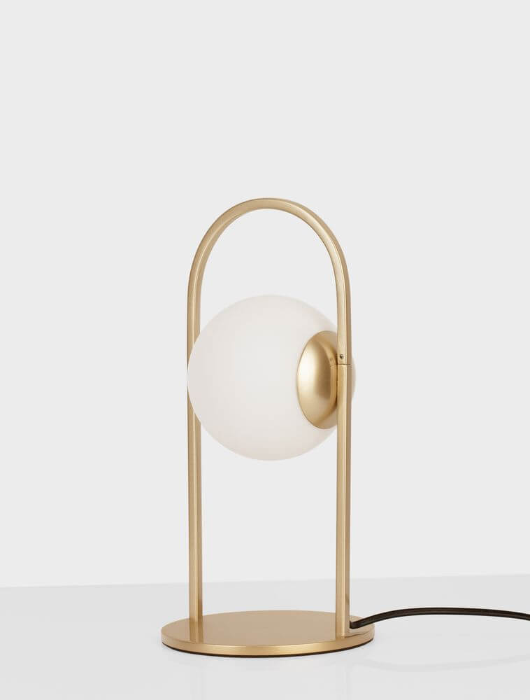 Hook LED Tischleuchte 3000K Gold-Gebürstet, Weiß auf einem Tisch, stylische moderne Beleuchtung für Zuhause.