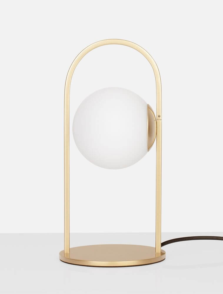 Hook LED Tischleuchte 3000K Gold-Gebürstet, Weiß auf einem Tisch mit minimalistischem Design