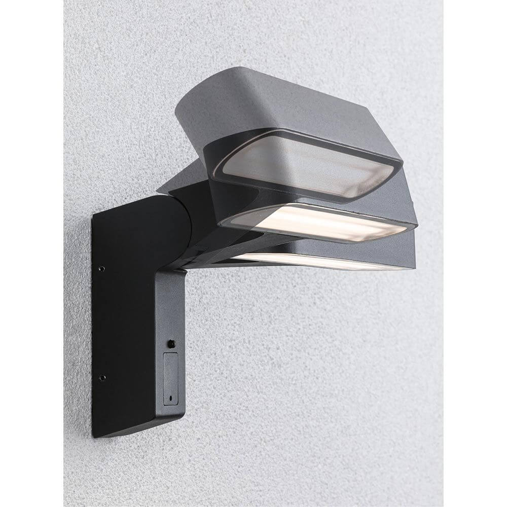 House LED Außenwandleuchte Ito mit Bewegungssensor an einer Wand montiert, modernes Design in robustem Metallgehäuse.