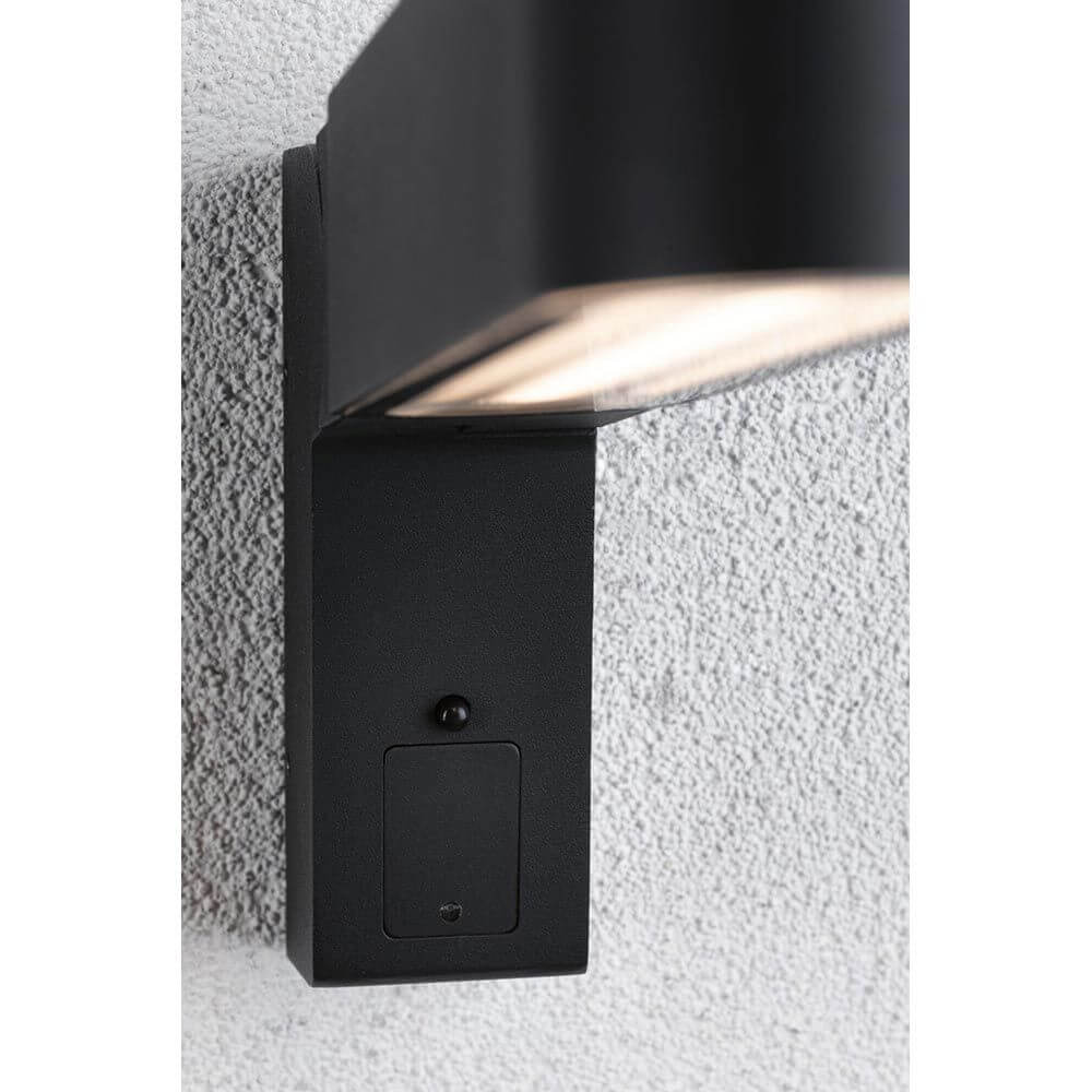 House LED Außenwandleuchte Ito Bewegungssensor Vertikal schwarze vertikale Wandlampe mit Bewegungssensor und IP44 Schutz an Hauswand