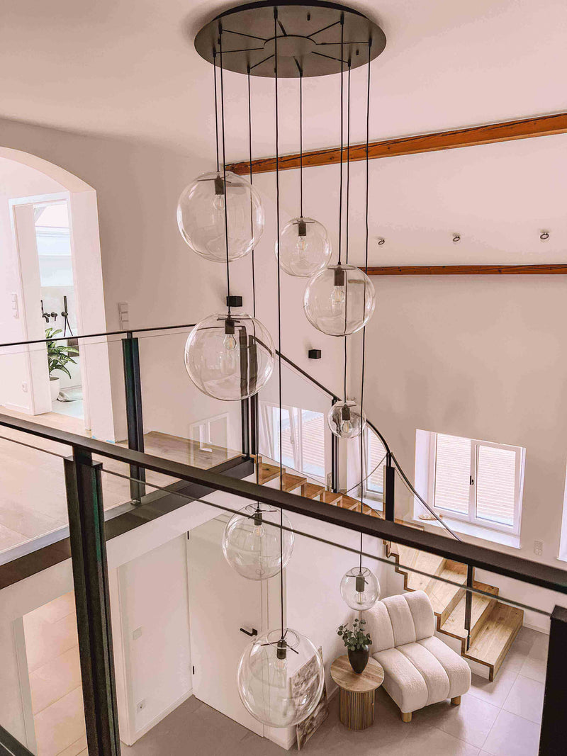 Moderne Luce-Hängelampe mit Glaskugeln, elegantes Interieur eines zeitgenössischen Hauses.