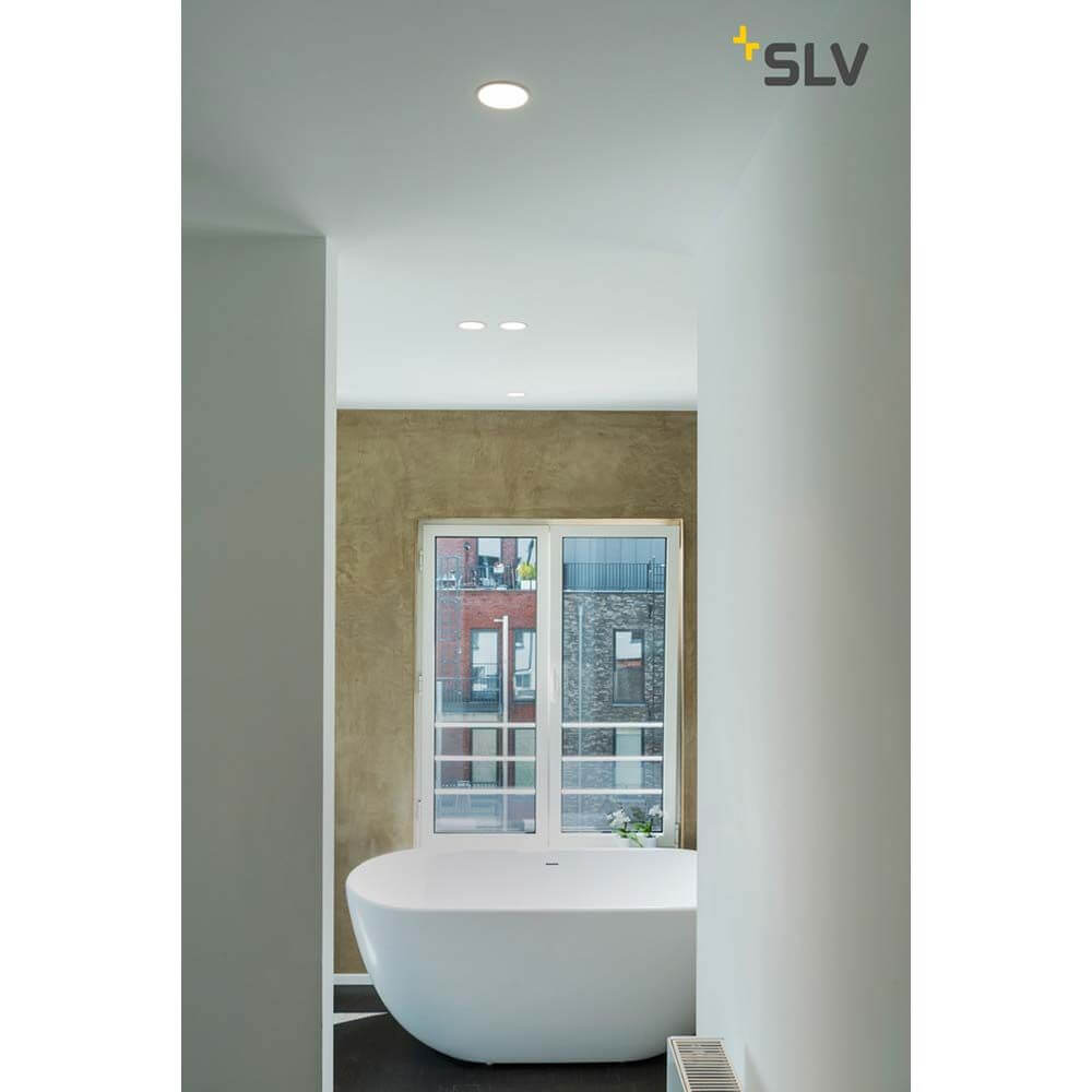 Moderne Badezimmeransicht mit IP HORN 1xGU10 Weiß Einbauleuchten und freistehender Badewanne.