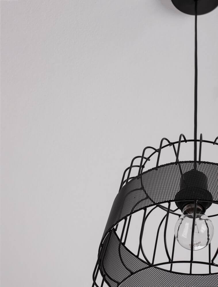 Ian Pendelleuchte E27 Schwarz im Vintage-Stil mit metallischem Lampenschirm und Glühbirne.