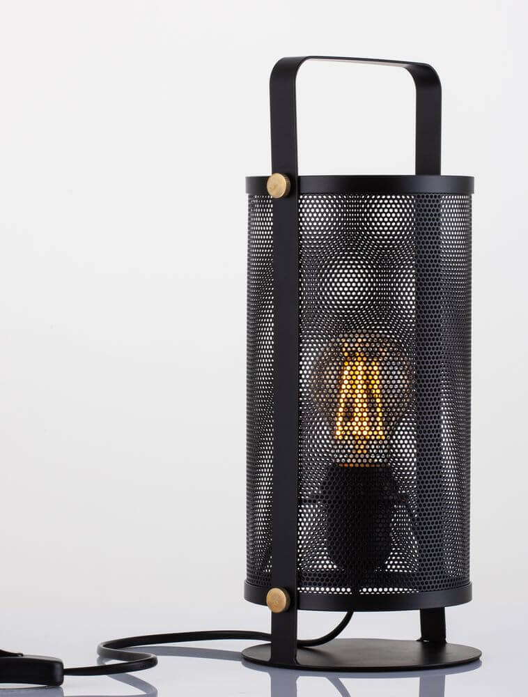 Ian Tischleuchte Schwarz mit perforiertem Design und Edison-Glühbirne, ideal für stilvolle Inneneinrichtungen.