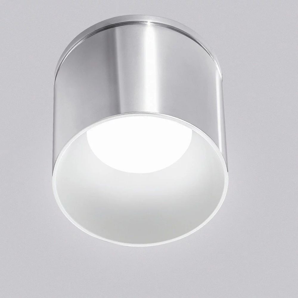Icone Kone 7 Deckenleuchte aus Aluminium, zylinderförmig, in silber, mit elegantem Design.