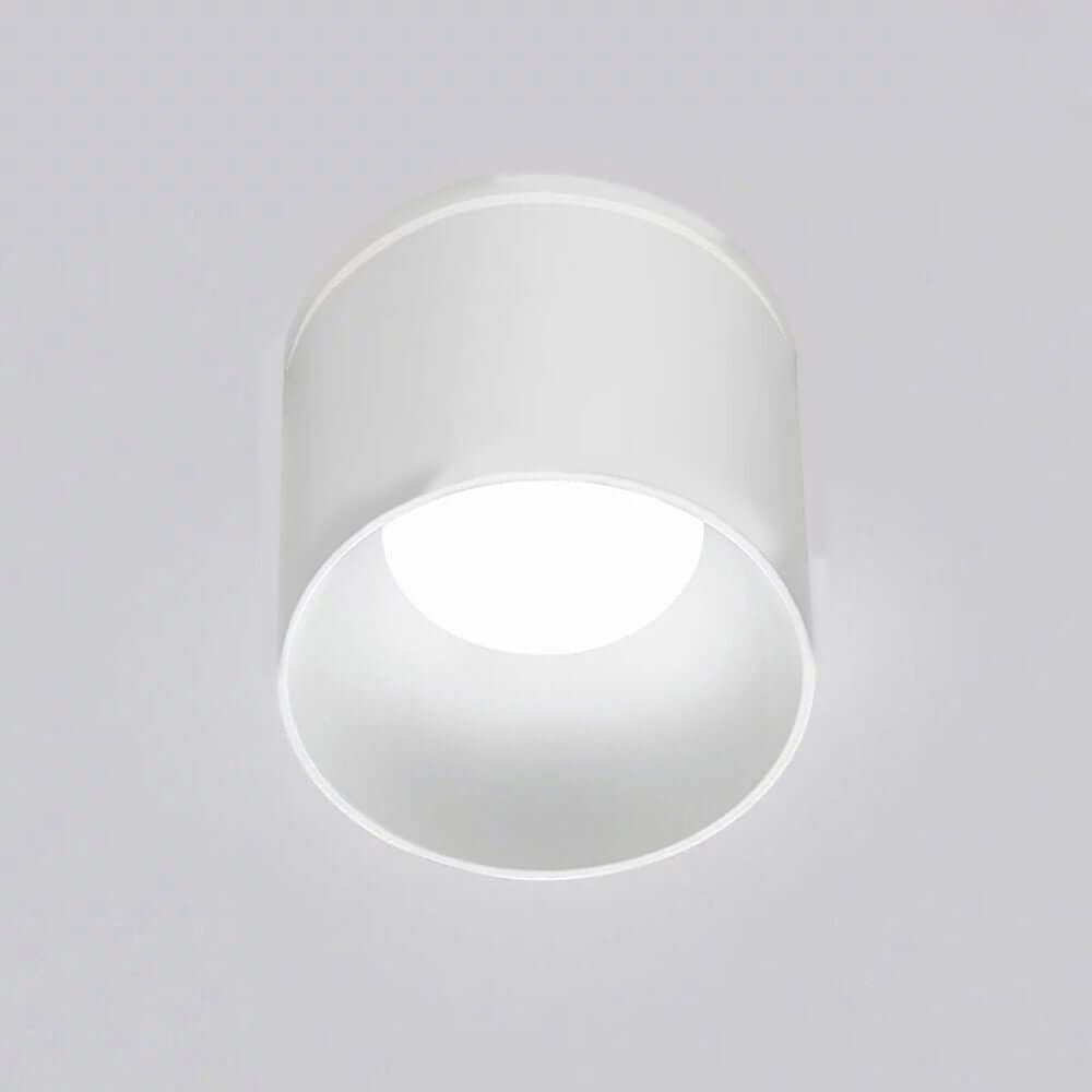 Icone Kone 7 Deckenleuchte aus gedrehtem Aluminium in Weiß, moderne zylinderförmige Lichtquelle.