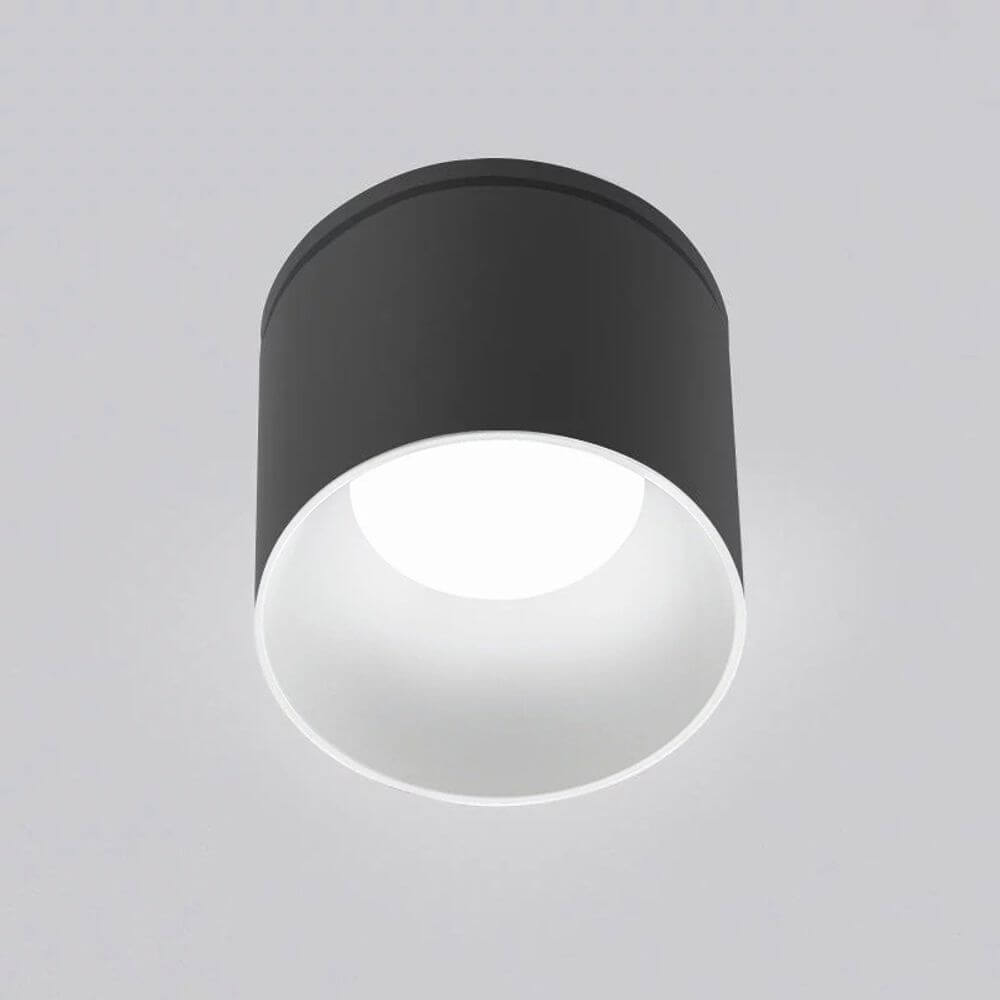 Icone Kone 7 Deckenleuchte in schwarz, elegante zylinderförmige Aluminiumleuchte für stilvolle Akzente.