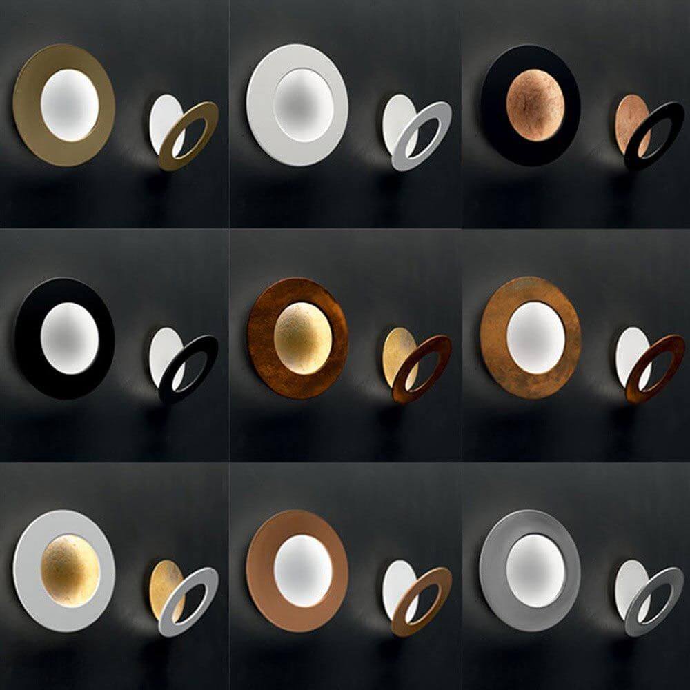 Verschiedene Varianten der Icone LED Wandleuchte Vera in Gold, Rost, Schwarz und Weiß mit modernem Design.