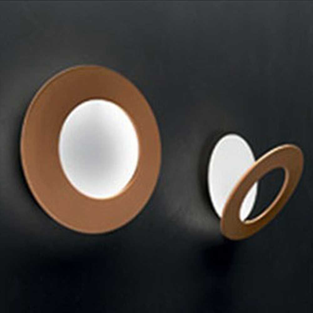 Moderne LED-Wandleuchte Vera Ø 26cm in Weiß und bronziertem Kupfer, ideal für ein angenehmes Wohnambiente.