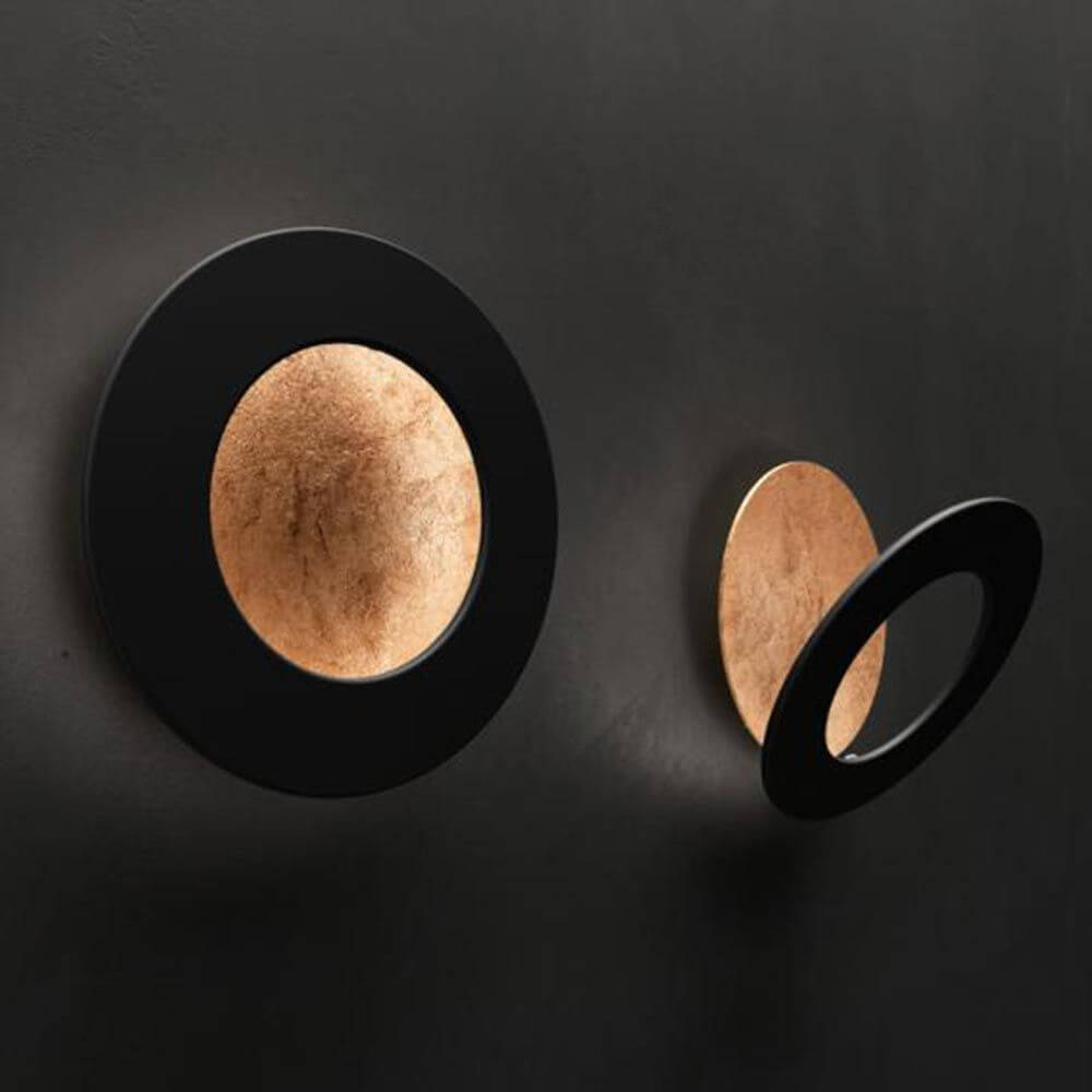 Icone LED Wandleuchte Vera in Kupfer und Schwarz, modernes Design, dimmbar, schafft behagliche Atmosphäre.