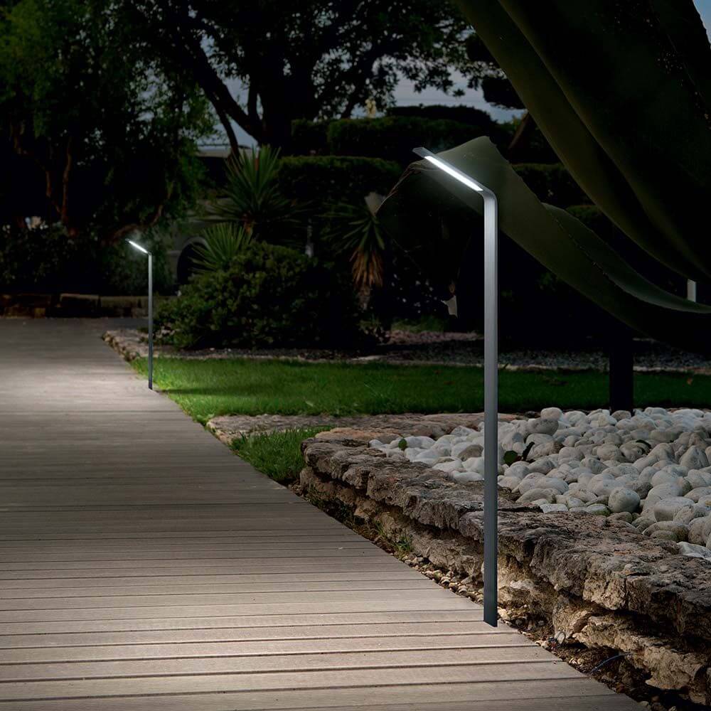 Agos LED Outdoor-Wegleuchte IP54 leuchtet den Weg im Garten mit modernem Design und IP54 Schutz.