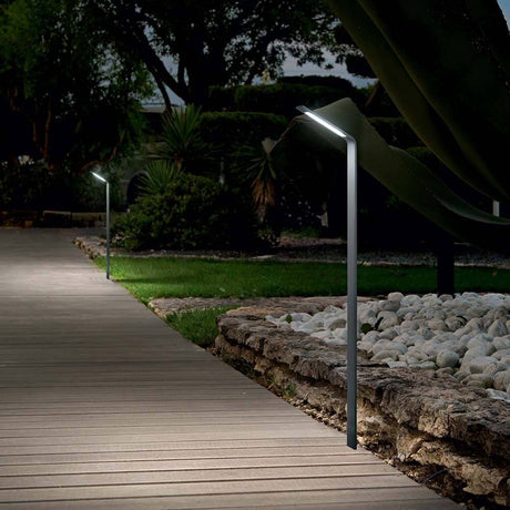 Agos LED Outdoor-Wegleuchte IP54 leuchtet den Weg im Garten mit modernem Design und IP54 Schutz.
