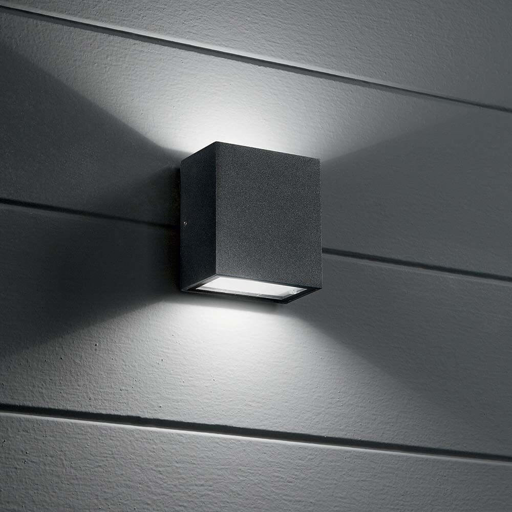 Argo LED Außen-Wandleuchte IP65 an einer Wand montiert, sorgt für stilvolle Außenbeleuchtung.