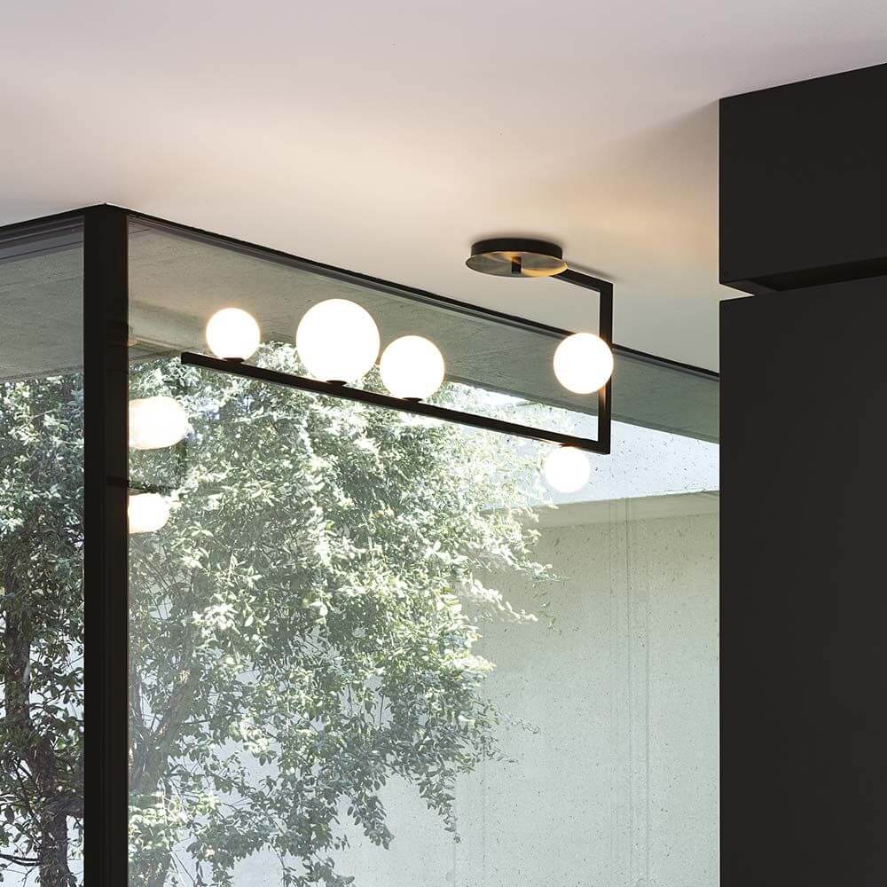 Stylische Birds Deckenleuchte 5-flammig mit modernen Glaskugeln und minimalistischem Design.