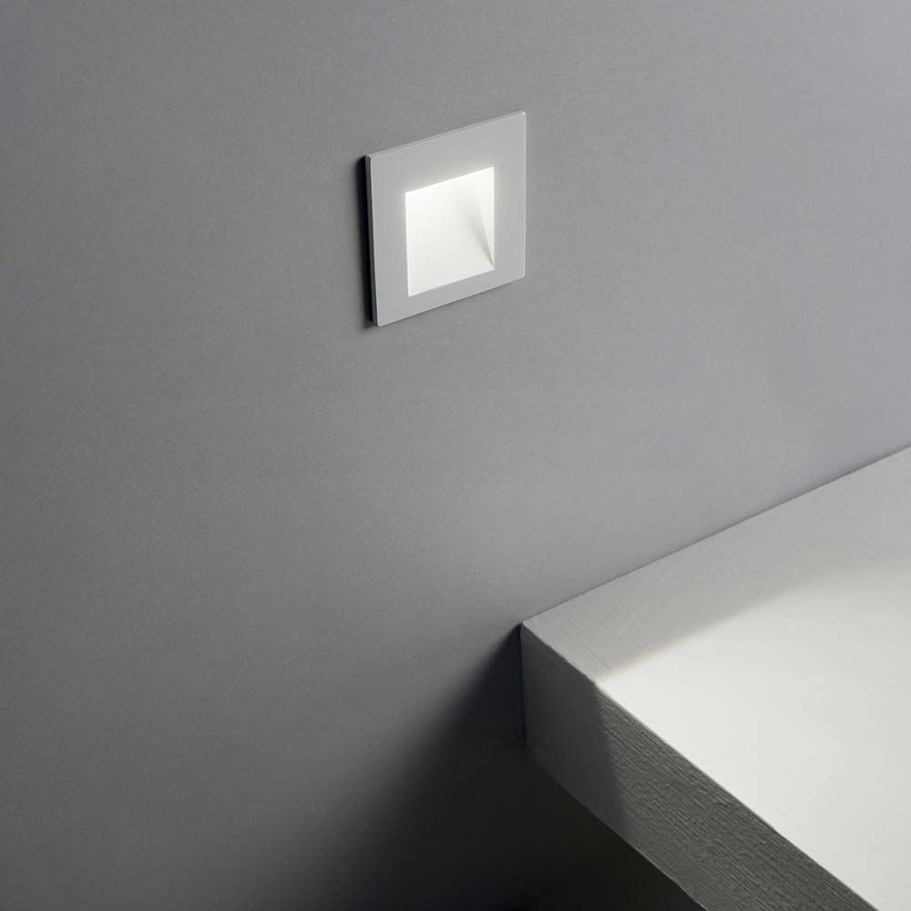 Moderne Bit LED Wand-Einbauleuchte in elegantem Design, montiert an grauer Wand neben weißer Fläche.