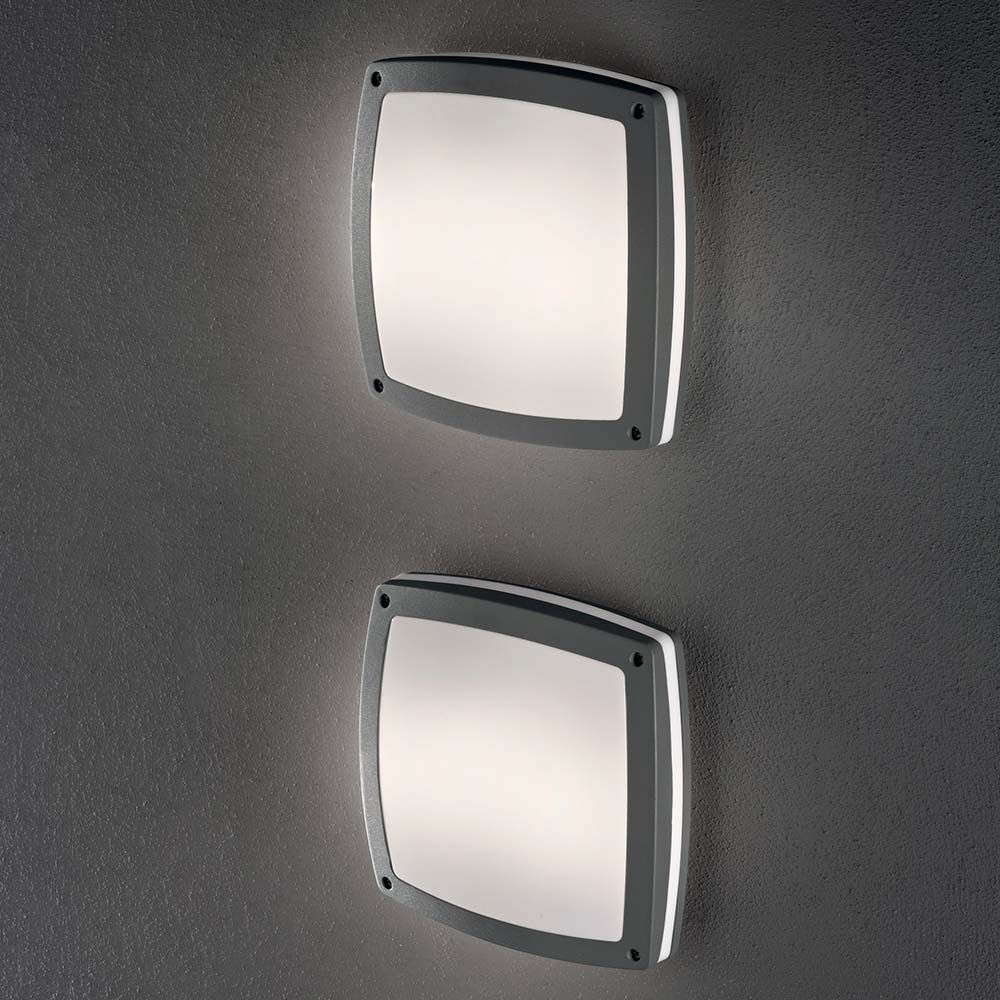 Deckenleuchte Cometa Pl3 Anthrazit an einer Wand installiert, moderne und stilvolle Beleuchtung.