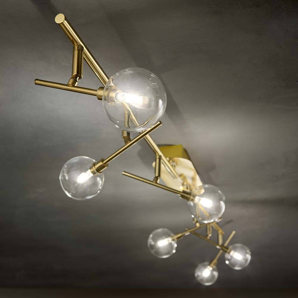 Deckenleuchte Maracas 6-flg. Messing in modernem Design mit stilvollen Glaskugeln.