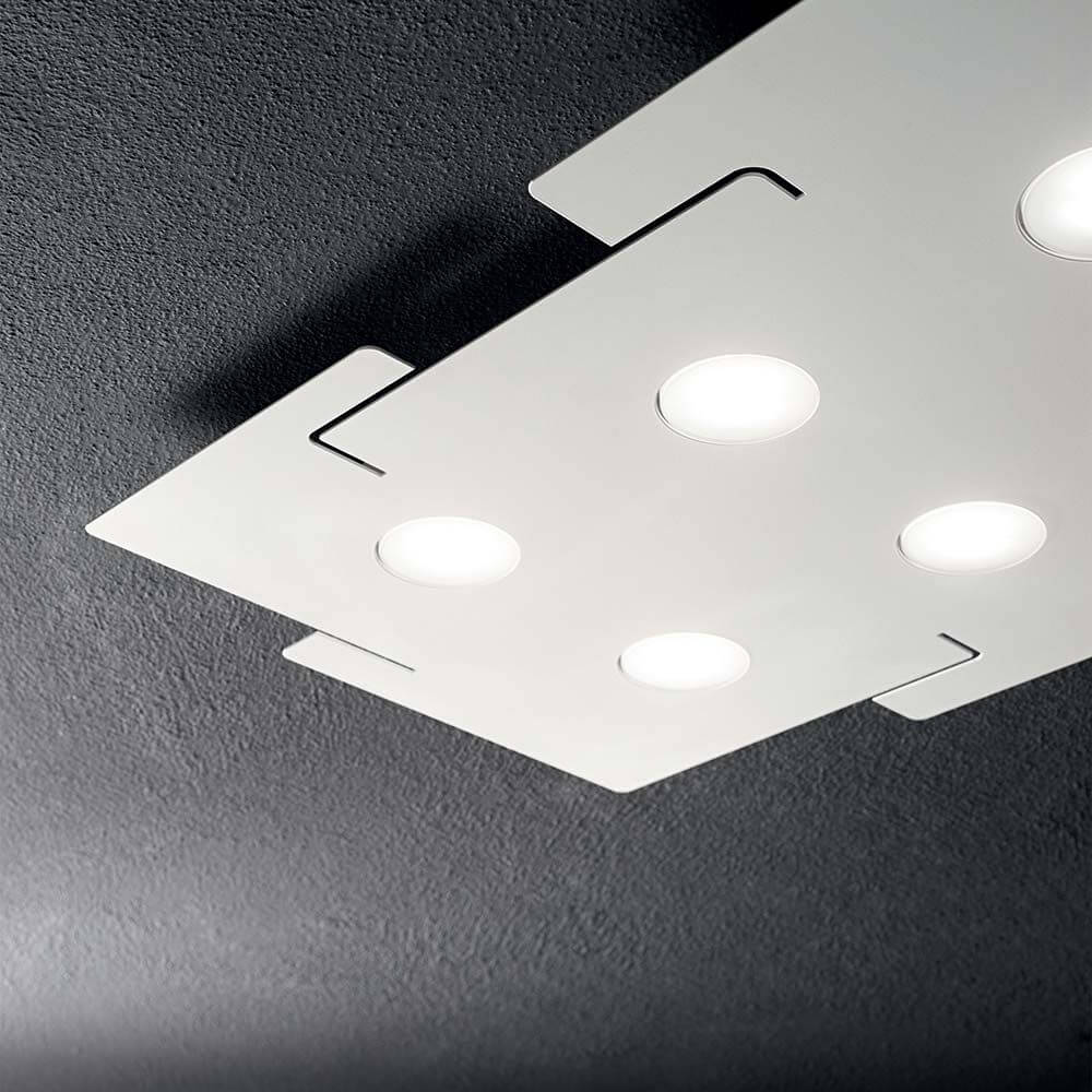 Deckenleuchte Totem 6-flg. Weiß mit modernen LED-Lichtern an einer Decke montiert.
