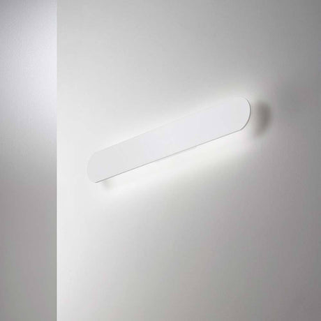 Ekko LED Væglampe monteret på hvid væg, moderne design og blød belysning.