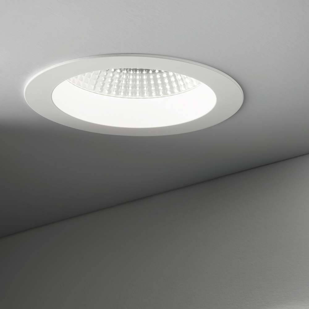 Einbaustrahler Basic Accent 30W 3000K (Pro) an einer Decke montiert, ideal für angenehmes Licht.