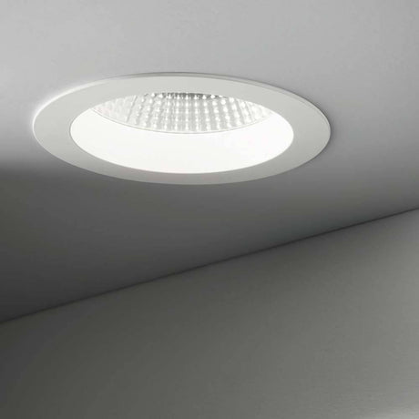 Einbaustrahler Basic Accent 30W 3000K (Pro) an einer Decke montiert, ideal für angenehmes Licht.